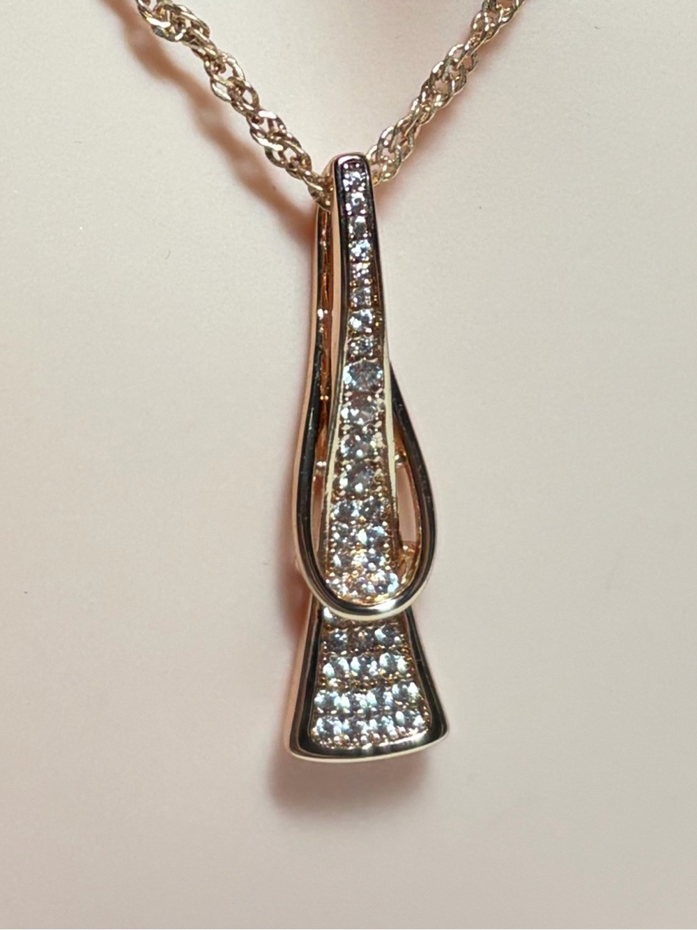 Gold Crystal Teardrop Pendant Necklace. - Picture 8 of 9